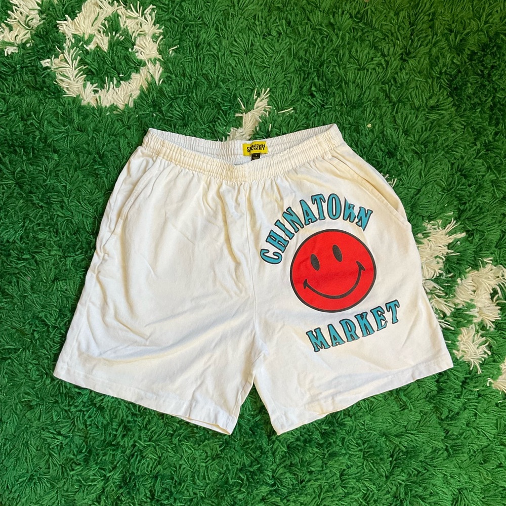 CHINATOWN MARKET SMILEY MULTI SWEATSHORTS - WHITE
